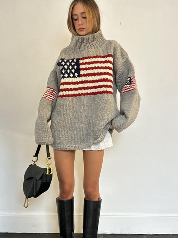 Sviter s geometrijskim jacquard uzorkom, poliester tkanina, srednja debljina, visoki ovratnik, dugi rukavi