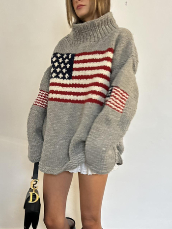 Sviter s geometrijskim jacquard uzorkom, poliester tkanina, srednja debljina, visoki ovratnik, dugi rukavi