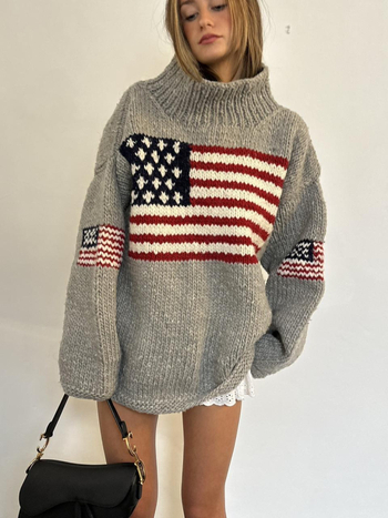 Sviter s geometrijskim jacquard uzorkom, poliester tkanina, srednja debljina, visoki ovratnik, dugi rukavi