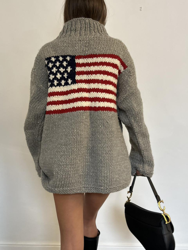 Sviter s geometrijskim jacquard uzorkom, poliester tkanina, srednja debljina, visoki ovratnik, dugi rukavi