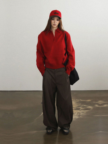 Pulover tricotat din lână și acril, cu guler polo și decolteu în V, gros, croială lejeră, mâneci lungi, broderie text