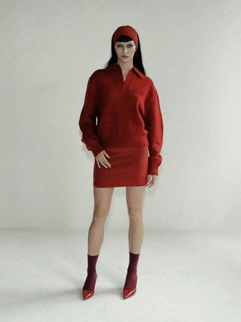 Pulover tricotat din lână și acril, cu guler polo și decolteu în V, gros, croială lejeră, mâneci lungi, broderie text