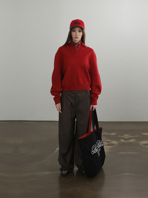 Pulover tricotat din lână și acril, cu guler polo și decolteu în V, gros, croială lejeră, mâneci lungi, broderie text