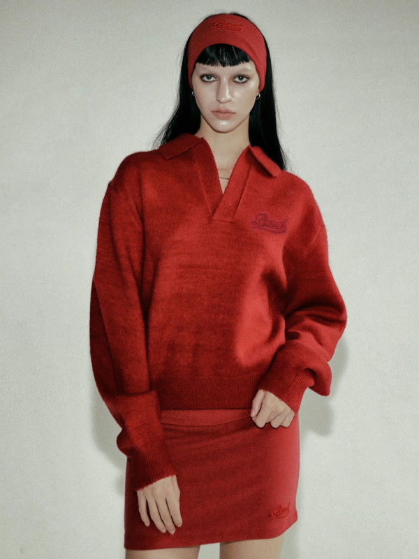 Pulover tricotat din lână și acril, cu guler polo și decolteu în V, gros, croială lejeră, mâneci lungi, broderie text