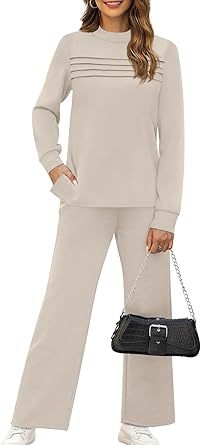 Dvodijelni ženski casual sweatshirt set s okruglim izrezom, dugim rukavima i prorezom na donjem rubu; mješavina pamuka i poliestera (50–70% pamuka) s naboranom teksturom; izlazi jesenas 2025