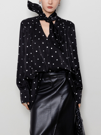 Satenska košulja s točkicama, vezica za vrat, slobodan kroj, rukavi s lampama