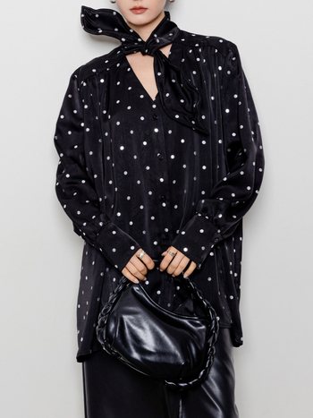 Satenska košulja s točkicama, vezica za vrat, slobodan kroj, rukavi s lampama