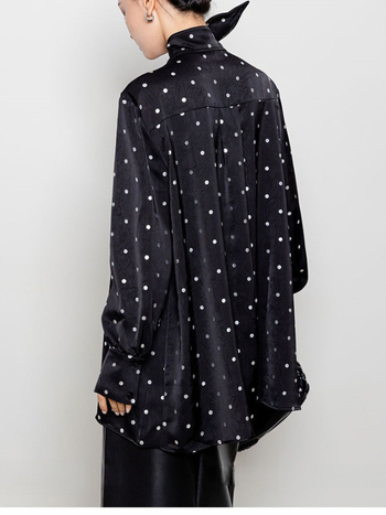 Satenska košulja s točkicama, vezica za vrat, slobodan kroj, rukavi s lampama