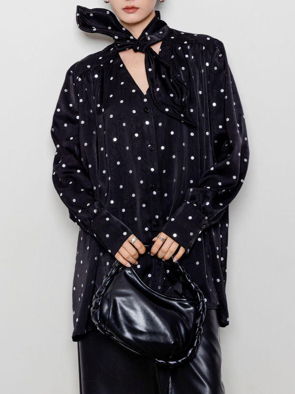 Satenska košulja s točkicama, vezica za vrat, slobodan kroj, rukavi s lampama