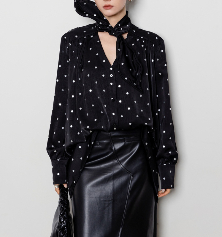 Satenska košulja s točkicama, vezica za vrat, slobodan kroj, rukavi s lampama