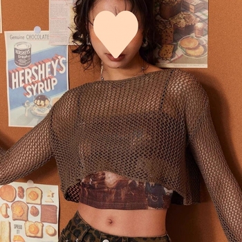 Prorezkani kratki pleteni top s dugim rukavima, okrugli izrez – idealno za layering u urbanom stilu