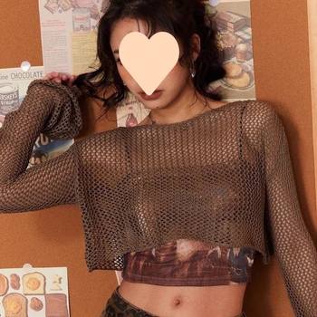 Prorezkani kratki pleteni top s dugim rukavima, okrugli izrez – idealno za layering u urbanom stilu