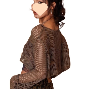 Prorezkani kratki pleteni top s dugim rukavima, okrugli izrez – idealno za layering u urbanom stilu