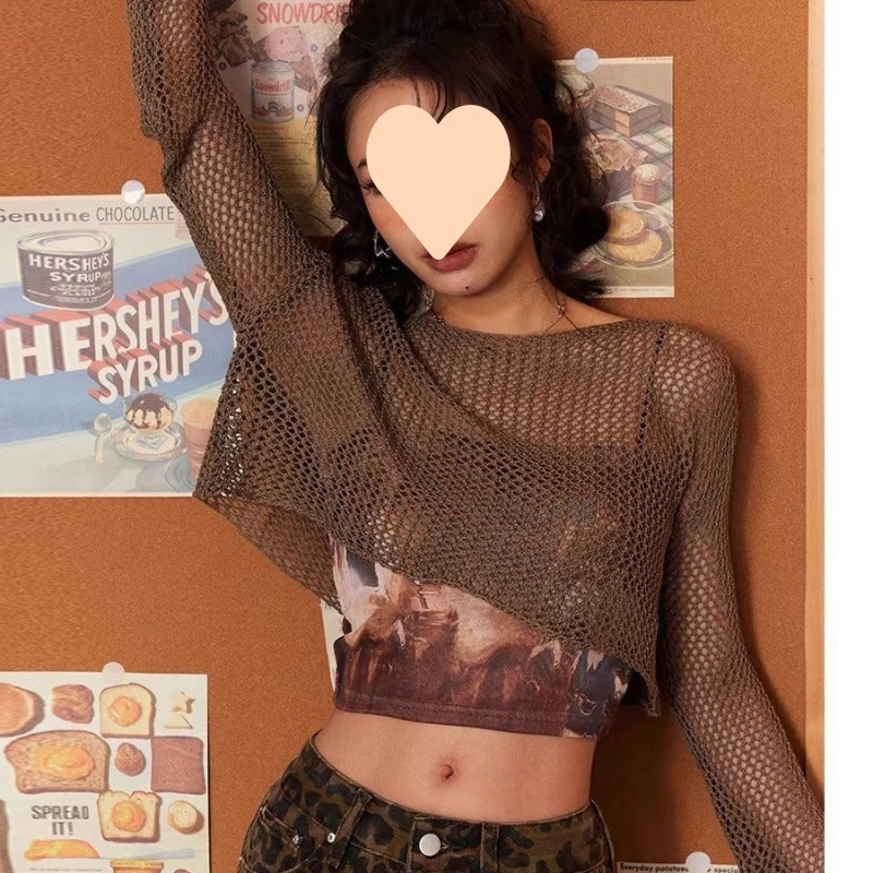 Prorezkani kratki pleteni top s dugim rukavima, okrugli izrez – idealno za layering u urbanom stilu