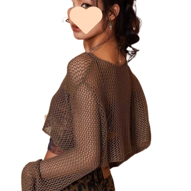 Prorezkani kratki pleteni top s dugim rukavima, okrugli izrez – idealno za layering u urbanom stilu