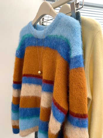 Ženski džemper s kapuljom – prugasti uzorak, debela pletenina (širok kroj, dugi rukavi)