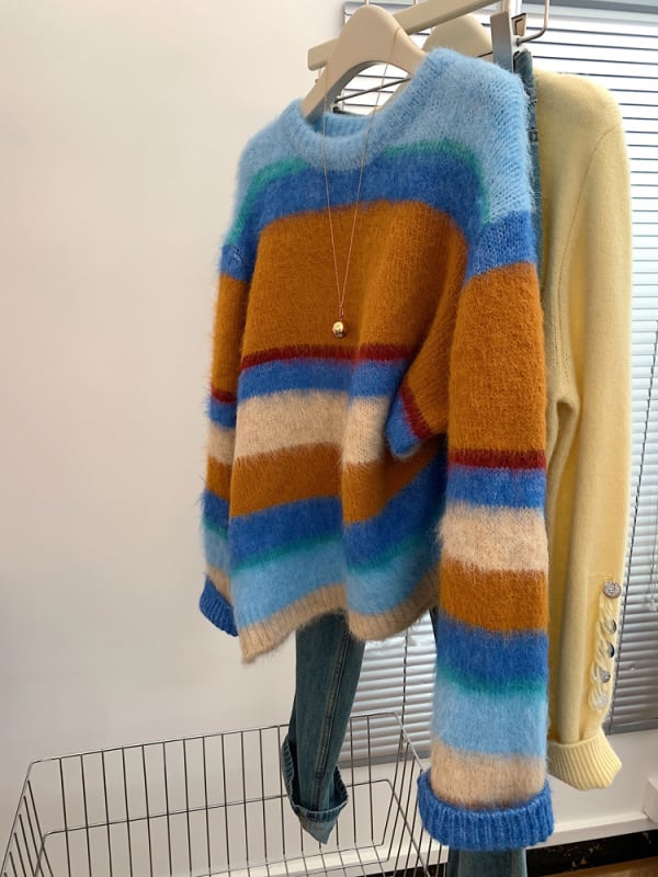 Ženski džemper s kapuljom – prugasti uzorak, debela pletenina (širok kroj, dugi rukavi)