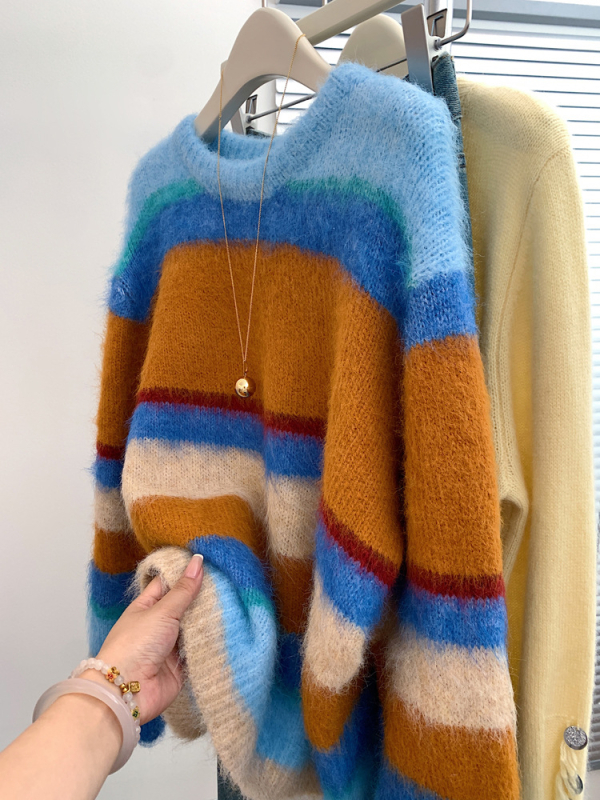 Ženski džemper s kapuljom – prugasti uzorak, debela pletenina (širok kroj, dugi rukavi)