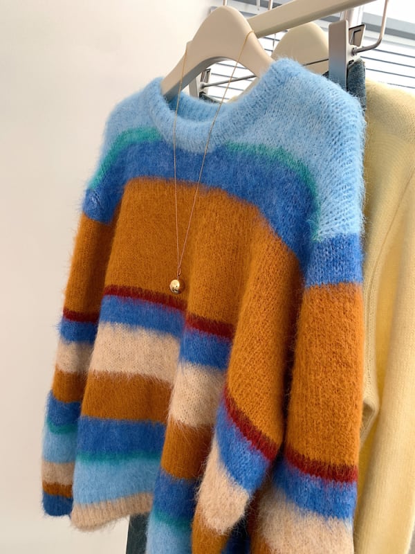 Ženski džemper s kapuljom – prugasti uzorak, debela pletenina (širok kroj, dugi rukavi)