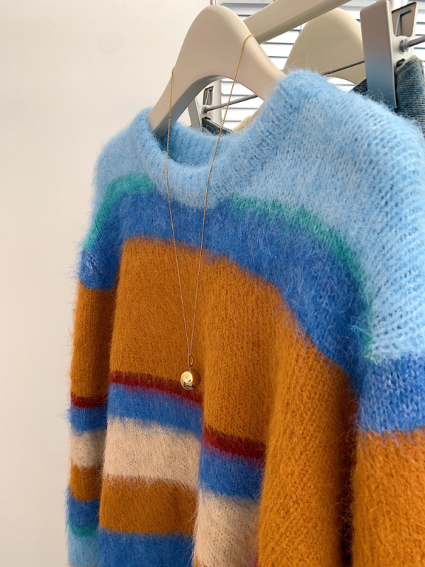 Ženski džemper s kapuljom – prugasti uzorak, debela pletenina (širok kroj, dugi rukavi)