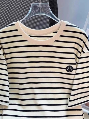 Ženska majica s izvezenim osmijehom i prugama, široki kroj, okrugli izrez, kratki rukavi, poliester