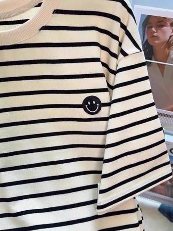 Ženska majica s izvezenim osmijehom i prugama, široki kroj, okrugli izrez, kratki rukavi, poliester