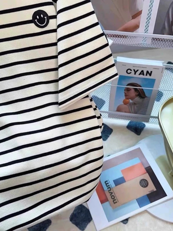 Ženska majica s izvezenim osmijehom i prugama, široki kroj, okrugli izrez, kratki rukavi, poliester