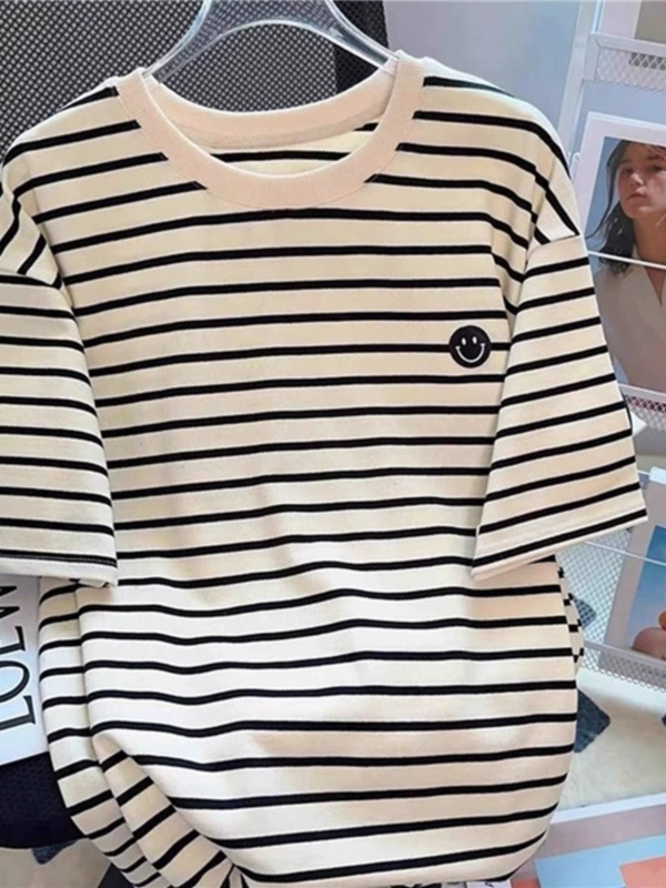 Ženska majica s izvezenim osmijehom i prugama, široki kroj, okrugli izrez, kratki rukavi, poliester