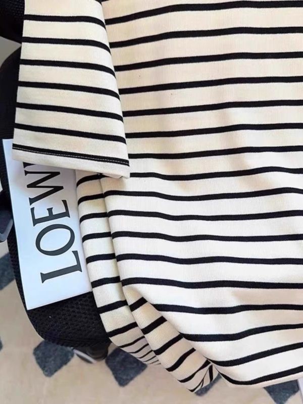 Ženska majica s izvezenim osmijehom i prugama, široki kroj, okrugli izrez, kratki rukavi, poliester