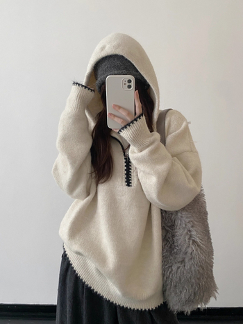 Kötött kapucnis pulóver, lazán szabott, középhosszú, poliészter–nylon keverék, vasalásmentes, 2025 téli szezon