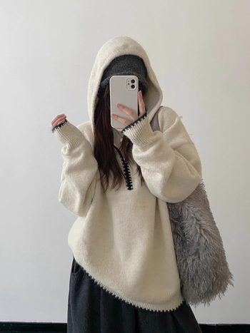 Kötött kapucnis pulóver, lazán szabott, középhosszú, poliészter–nylon keverék, vasalásmentes, 2025 téli szezon