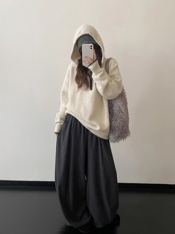 Kötött kapucnis pulóver, lazán szabott, középhosszú, poliészter–nylon keverék, vasalásmentes, 2025 téli szezon