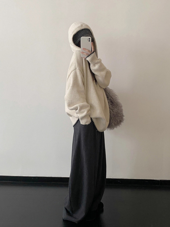 Kötött kapucnis pulóver, lazán szabott, középhosszú, poliészter–nylon keverék, vasalásmentes, 2025 téli szezon