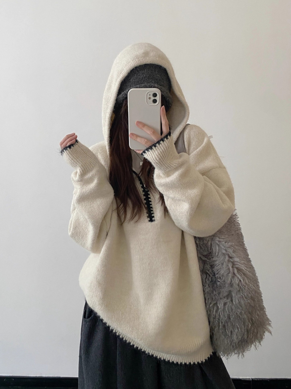 Kötött kapucnis pulóver, lazán szabott, középhosszú, poliészter–nylon keverék, vasalásmentes, 2025 téli szezon