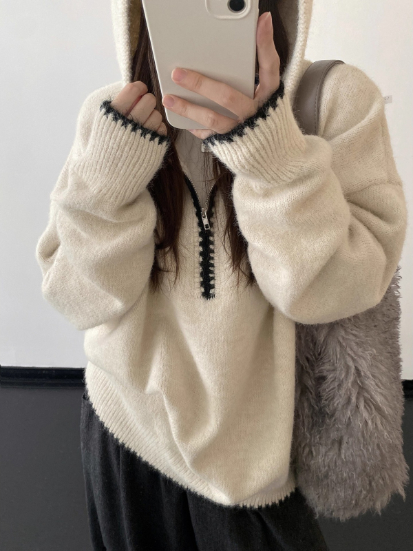 Kötött kapucnis pulóver, lazán szabott, középhosszú, poliészter–nylon keverék, vasalásmentes, 2025 téli szezon