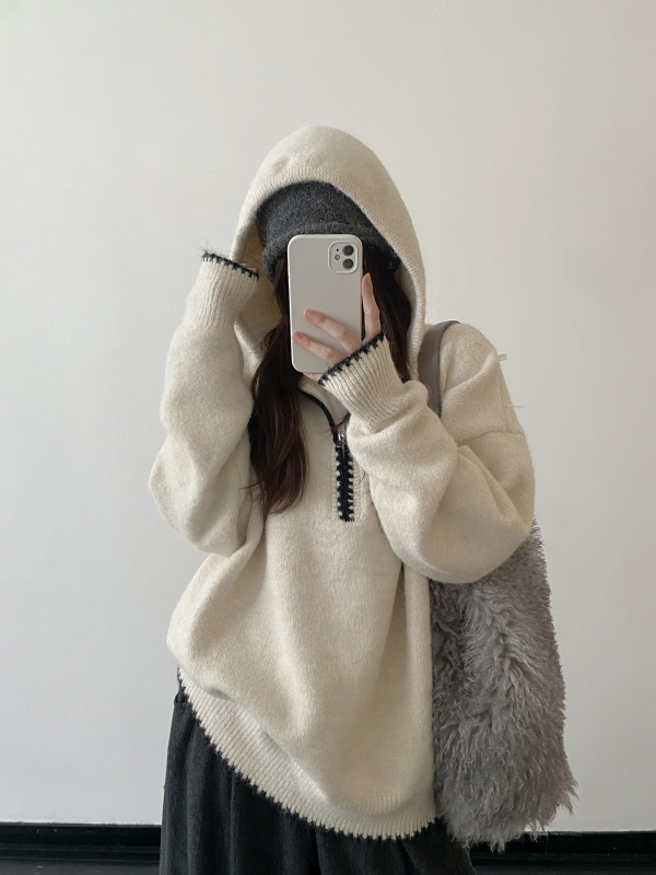 Kötött kapucnis pulóver, lazán szabott, középhosszú, poliészter–nylon keverék, vasalásmentes, 2025 téli szezon