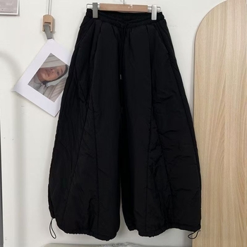 Koreai stílusú lantern nadrág, magas derék, hosszú, lazán szabott, poliészter-pamut keverék 50–70%, közepes elasztikusság, őszi 2025