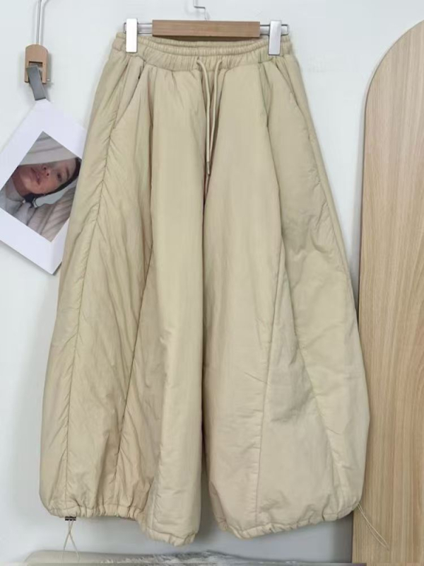 Koreai stílusú lantern nadrág, magas derék, hosszú, lazán szabott, poliészter-pamut keverék 50–70%, közepes elasztikusság, őszi 2025