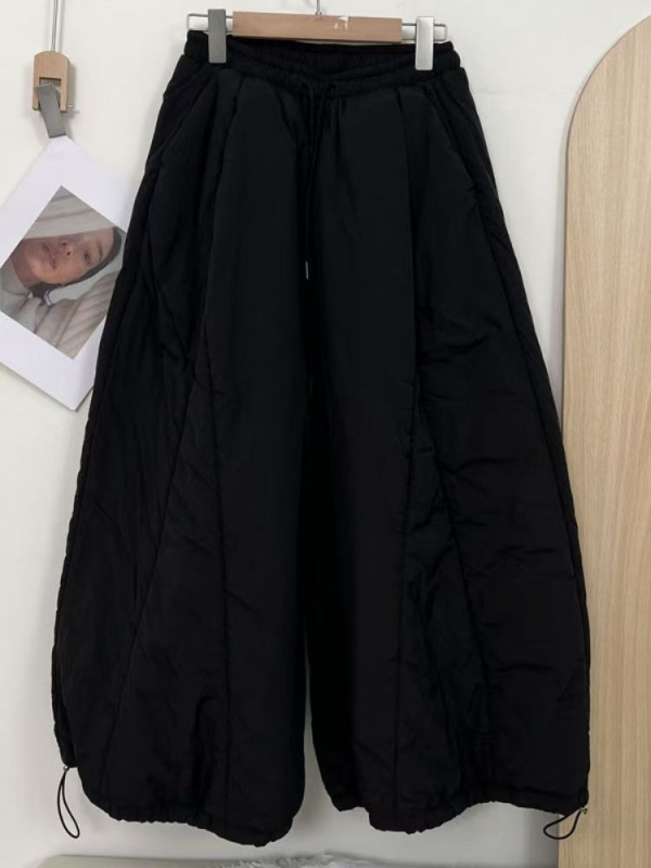 Koreai stílusú lantern nadrág, magas derék, hosszú, lazán szabott, poliészter-pamut keverék 50–70%, közepes elasztikusság, őszi 2025