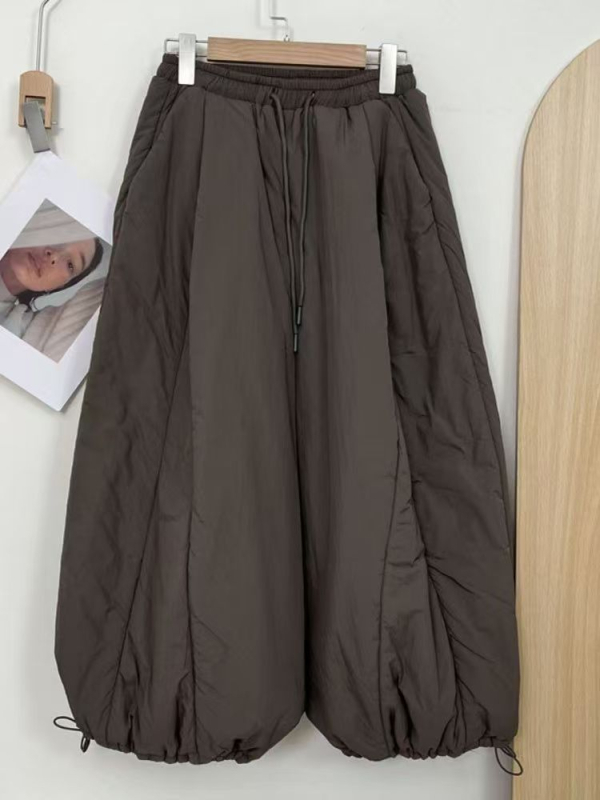 Koreai stílusú lantern nadrág, magas derék, hosszú, lazán szabott, poliészter-pamut keverék 50–70%, közepes elasztikusság, őszi 2025