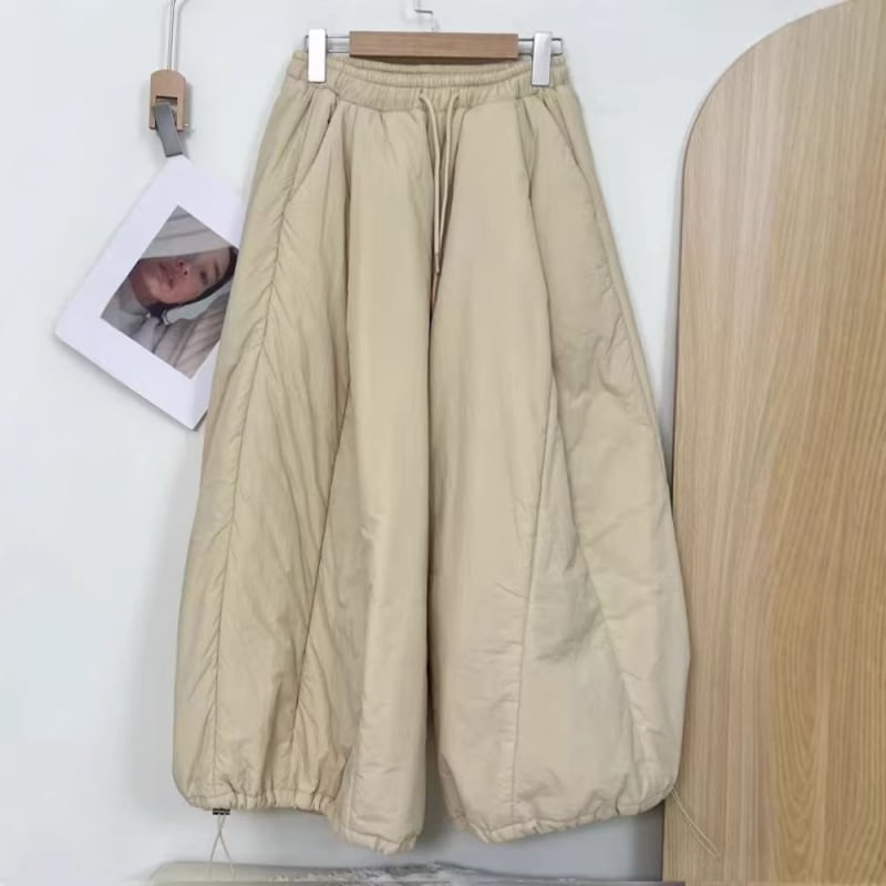 Koreai stílusú lantern nadrág, magas derék, hosszú, lazán szabott, poliészter-pamut keverék 50–70%, közepes elasztikusság, őszi 2025