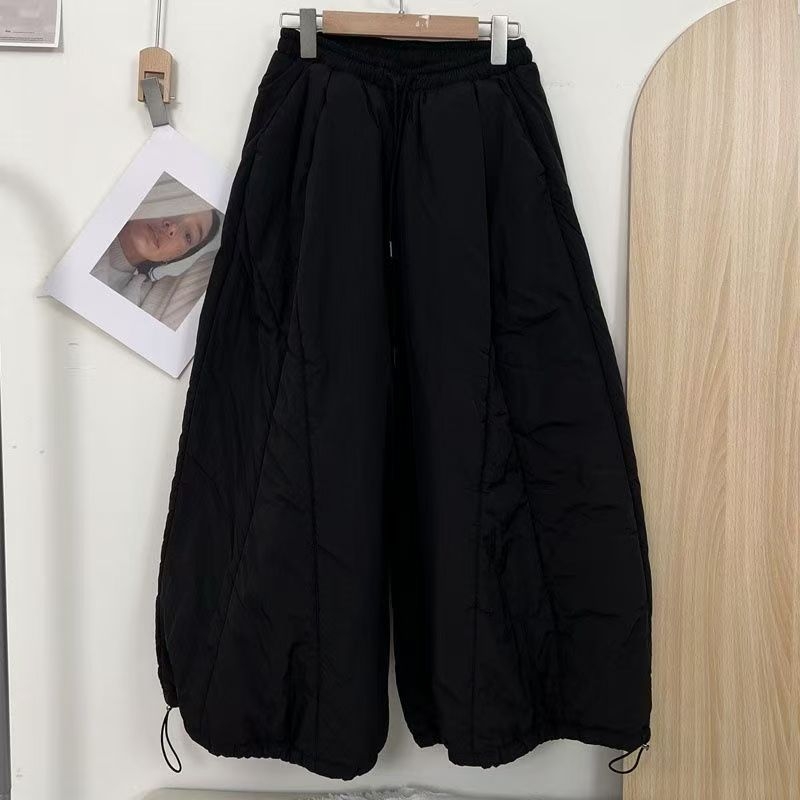 Koreai stílusú lantern nadrág, magas derék, hosszú, lazán szabott, poliészter-pamut keverék 50–70%, közepes elasztikusság, őszi 2025