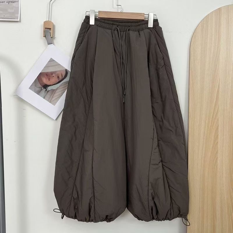 Koreai stílusú lantern nadrág, magas derék, hosszú, lazán szabott, poliészter-pamut keverék 50–70%, közepes elasztikusság, őszi 2025