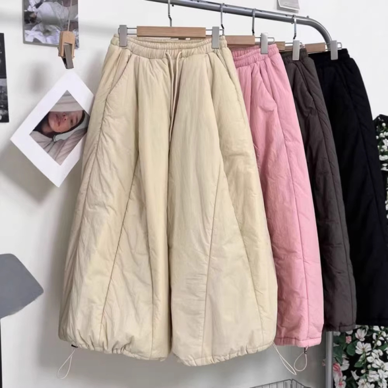 Koreai stílusú lantern nadrág, magas derék, hosszú, lazán szabott, poliészter-pamut keverék 50–70%, közepes elasztikusság, őszi 2025