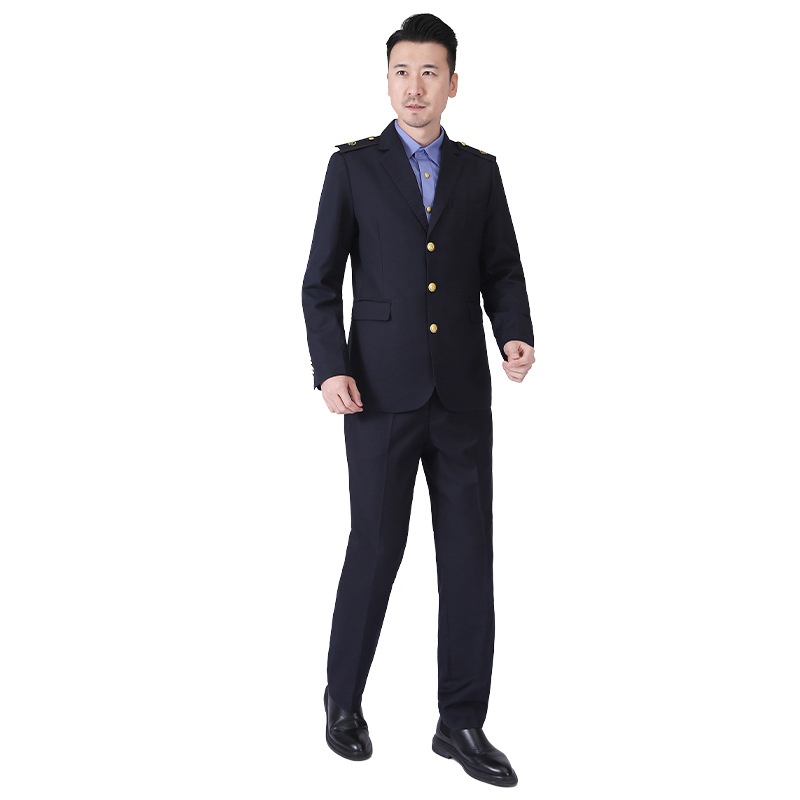 Férfi vasúti szolgálati egyenruha, tavasz–ősz, bevágott gallér (Notch lapel), háromgombos elöl, középső hátsó hasítás, karcsú szabás, anti-hair serge anyag 20% viszkóz