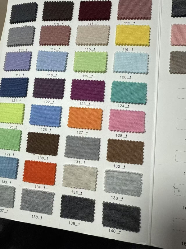 Ženski dvodijelni komplet s off-shoulder T‑shirt topom i dugim hlačama, patchwork poliester-elastan, jesen 2025