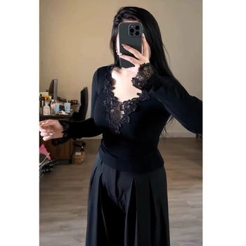 Csipkés V-nyakú hosszú ujjú póló hímzéssel