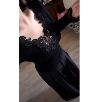 Csipkés V-nyakú hosszú ujjú póló hímzéssel