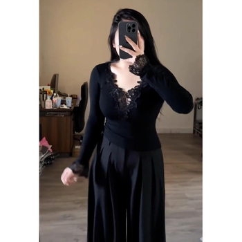 Csipkés V-nyakú hosszú ujjú póló hímzéssel