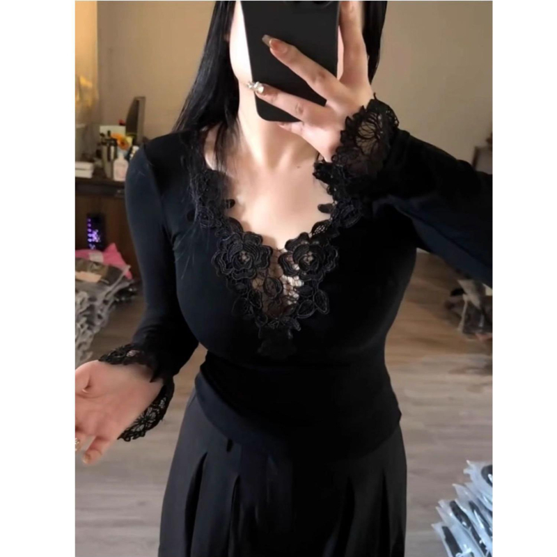 Csipkés V-nyakú hosszú ujjú póló hímzéssel